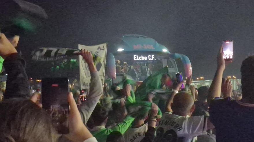 Más de 500 franjiverdes reciben al Elche tras la victoria en Oviedo