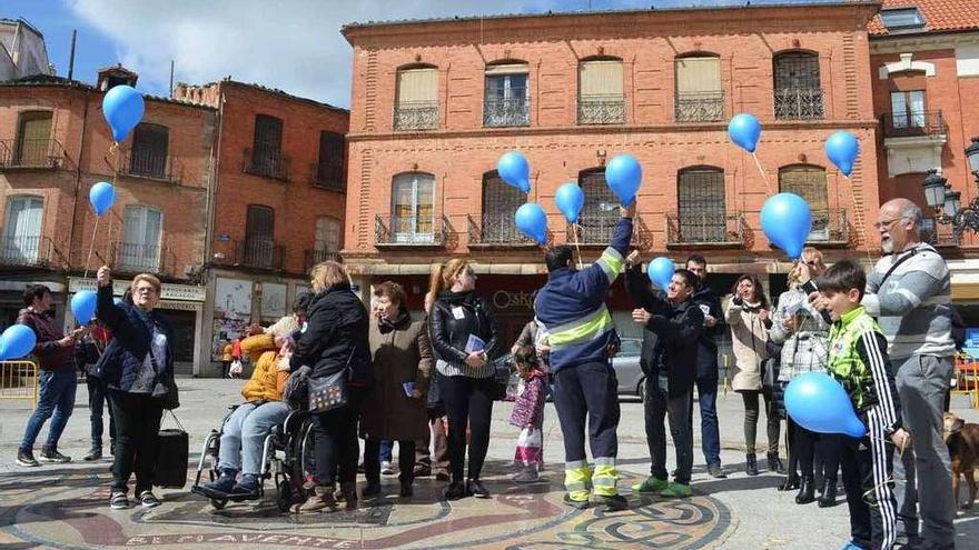El acto finalizó con la simbólica suelta de globos azules en la Plaza Mayor.