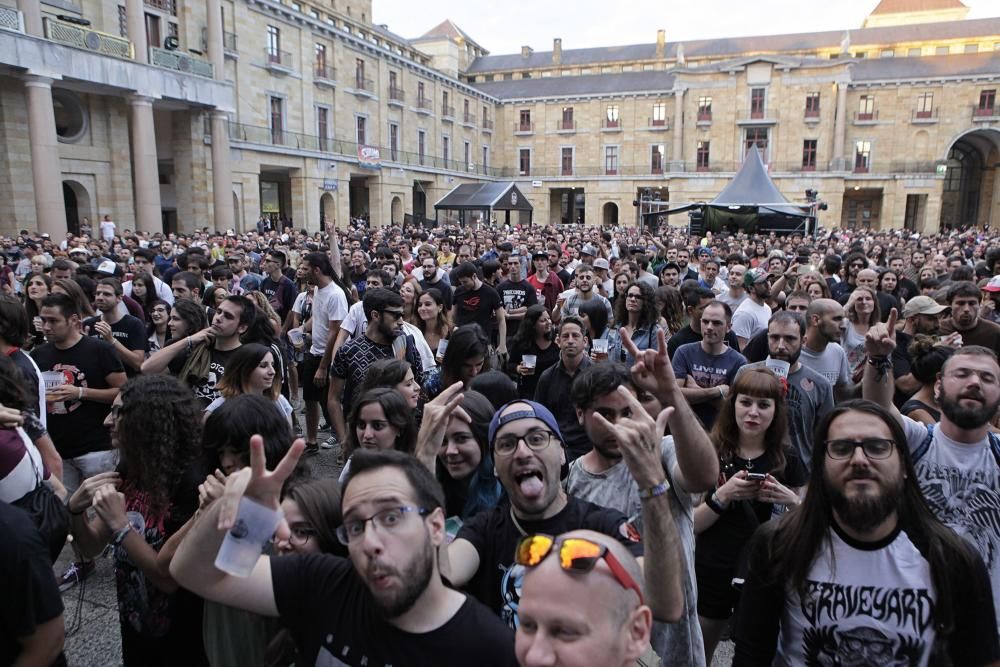 Primer día de festival de la mano del "Tsunami Xixón"