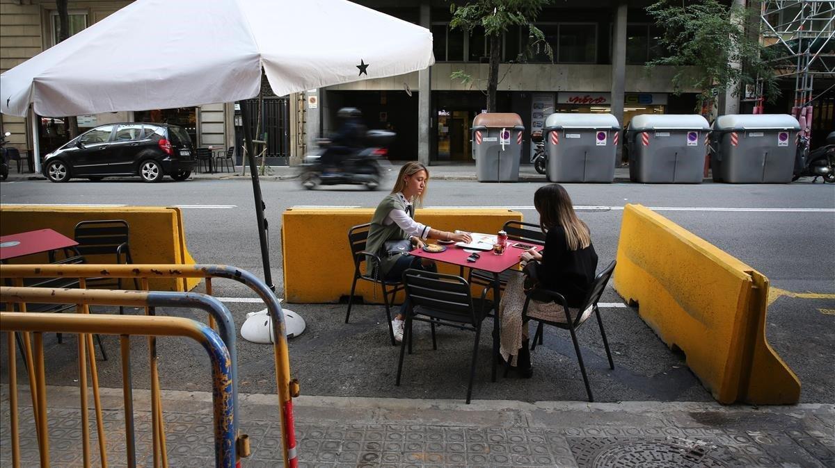  Tomar algo rodeado de vallas, la nueva realidad tras el Covid como la terraza del Bar Sandwichez de Travessera de Gracia 18 