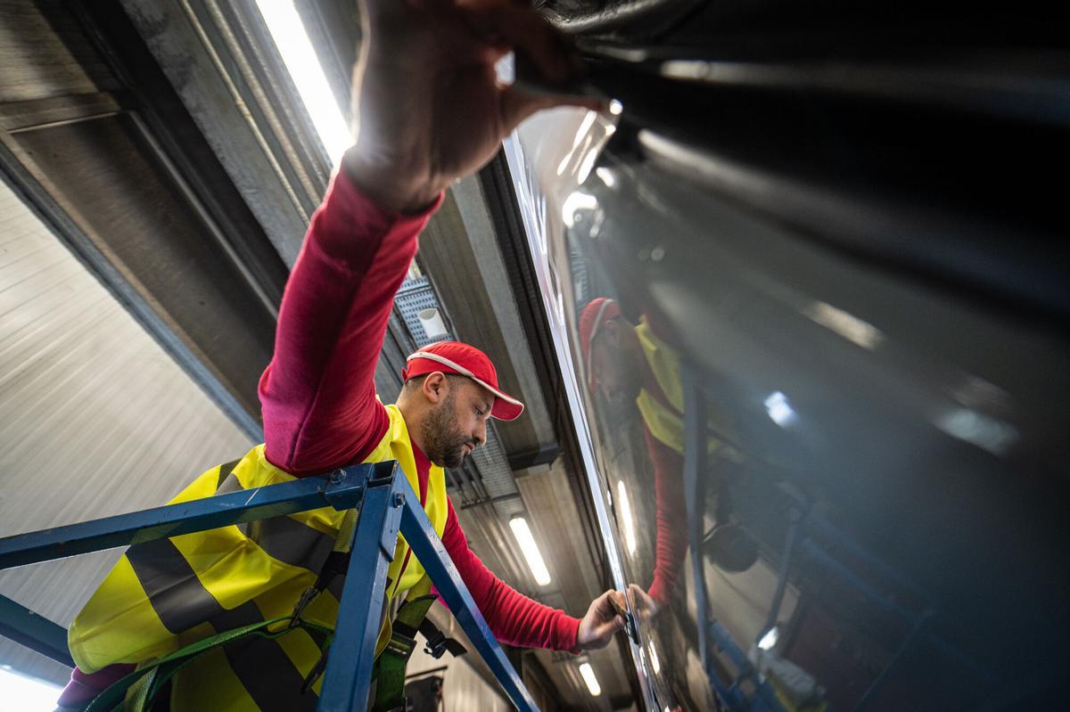 Proceso de limpieza de grafitis e instalación de vinilos en trenes de Rodalies.