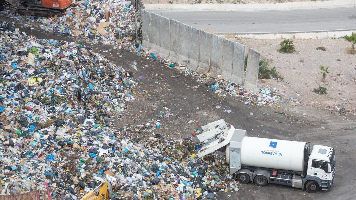 Un camión procedente de Vega Baja descarga basuras en la playa de la planta de Xixona, en una imagen de archivo.
