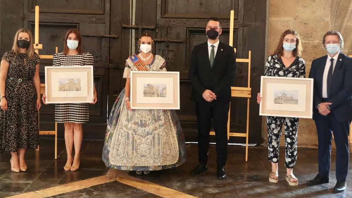 Los tres galardones, representando a cada barrio que forman la Agrupación