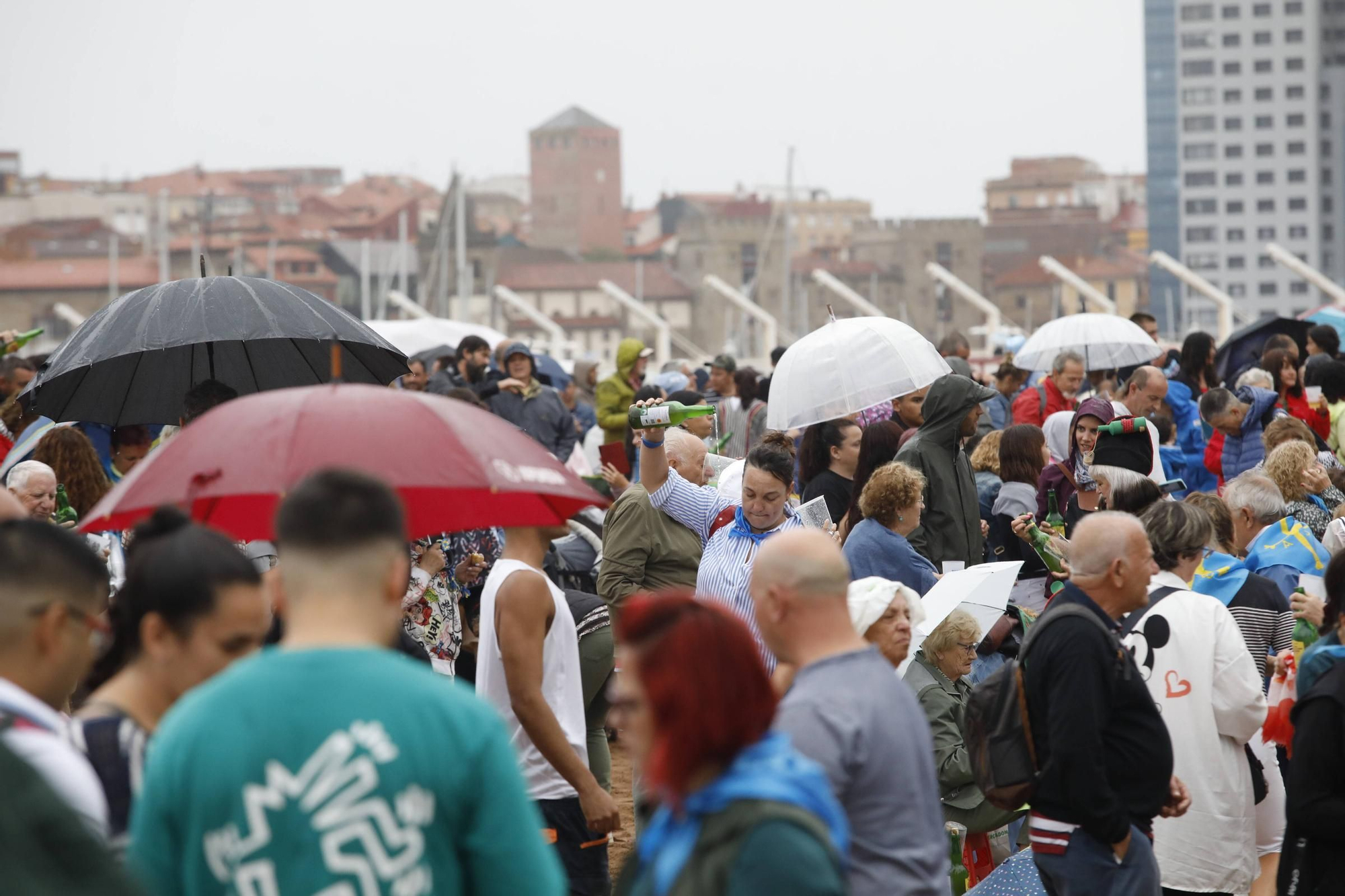 Así fue la cita para batir el récord de escanciado simultáneo en Gijón