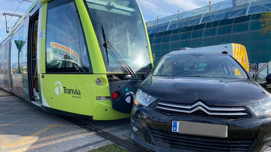 Choque entre un coche y el tranvía en la rotonda de Thader