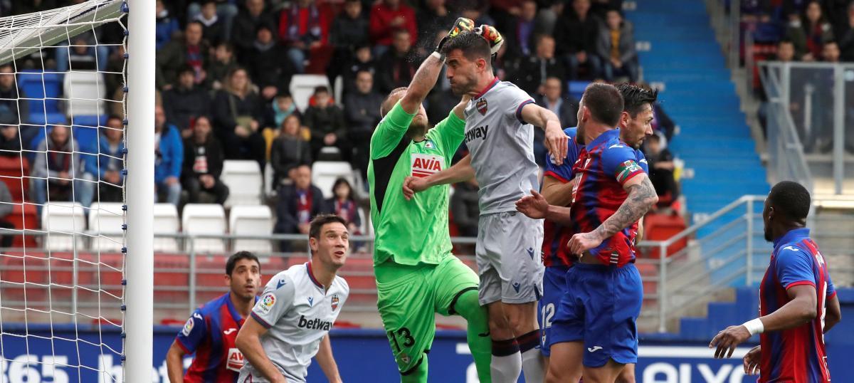 Un partido del Eibar y el Levante el pasado febrero.