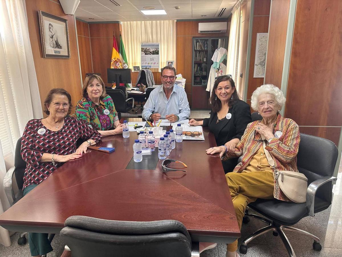 La Asociación de Vecinos de La Malagueta se reunió en julio del año pasado con el delegado de Salud, Carlos Bautista.