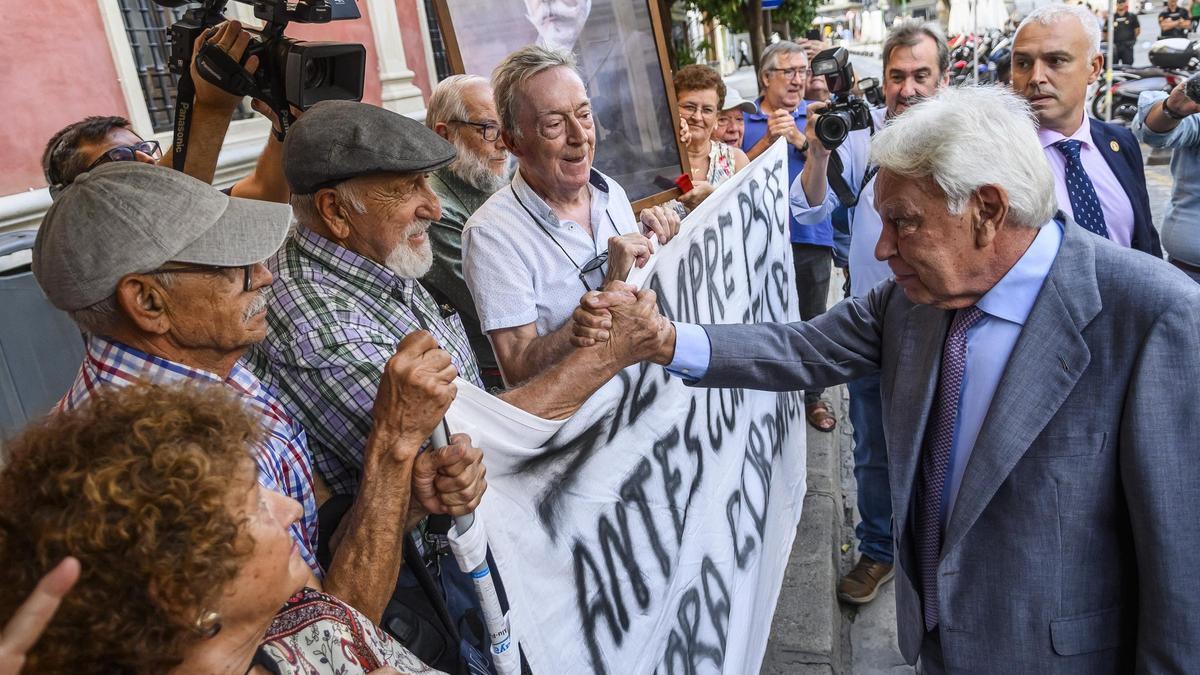 El expresidente del Gobierno Felipe González saluda a simpatizantes del PSOE.