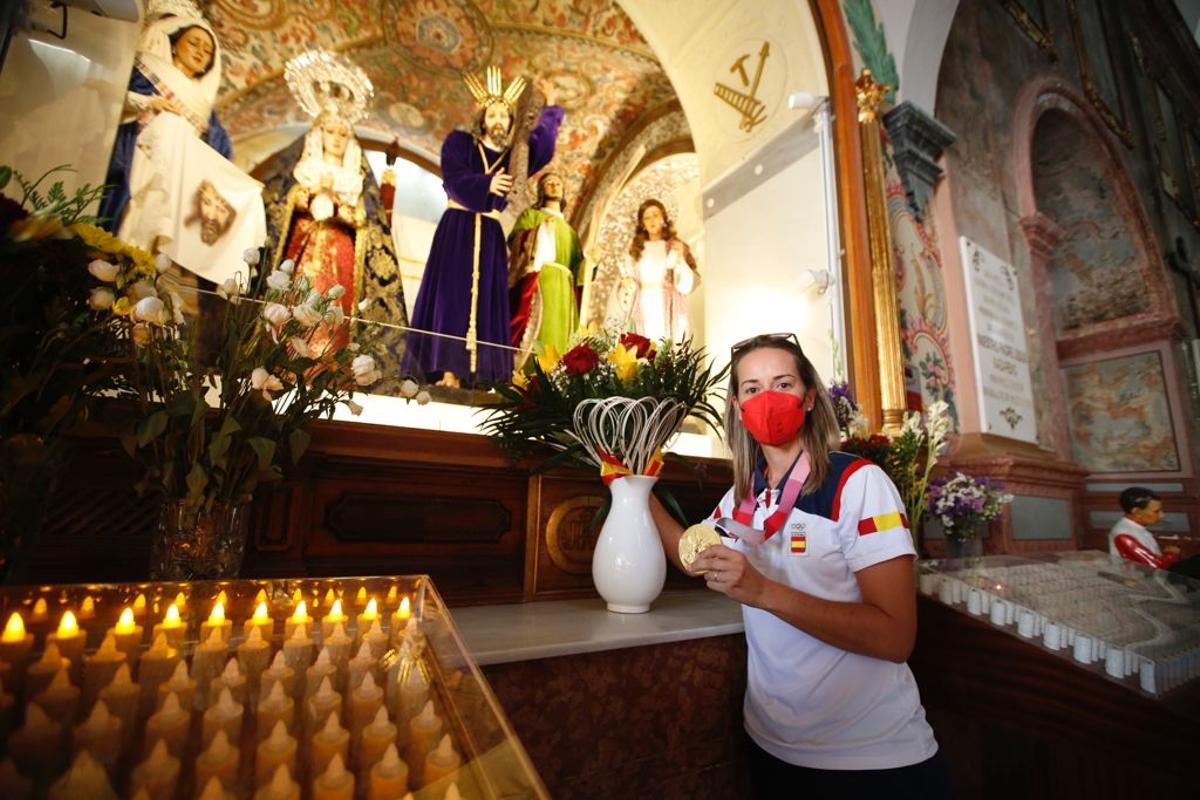Fátima Gálvez ofrece la medalla a Jesús Nazareno.