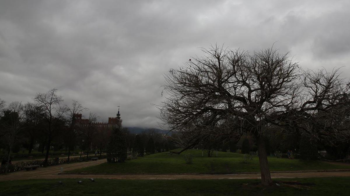 Nubes de lluvia sobre Barcelona, en una imagen tomada en el parque de la Ciutadella