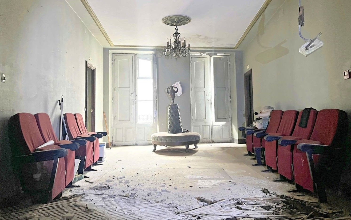 Así está el interior de la Sala Yago tras 20 años de abandono