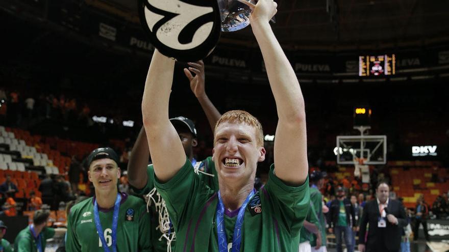 Alberto Díaz levanta el título de la Eurocup.