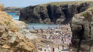 Emergencias activa un operativo para buscar a dos personas entre las rocas de la playa de As Catedrais