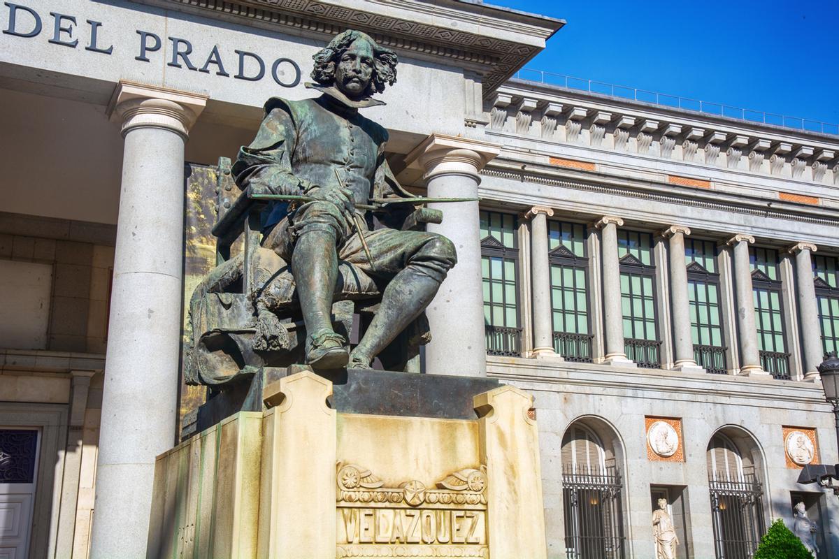 Diego Velázquez frente al Museo del Prado