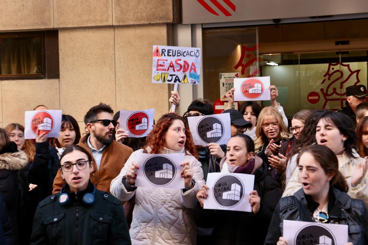 Los estudiantes de la escuela de arte de Alicante han exigido la reubicación a la conselleria