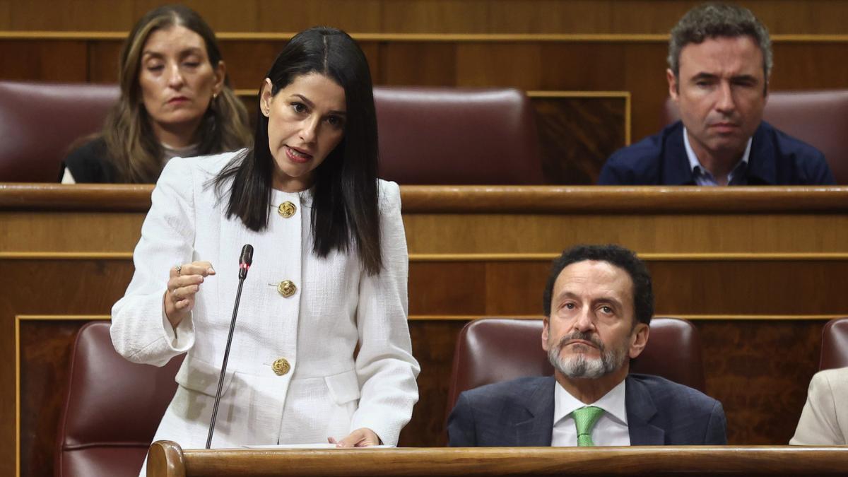 La líder de Ciudadanos, Inés Arrimadas, interviene durante una sesión de control al Gobierno.