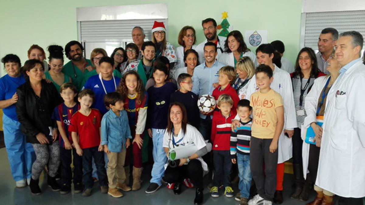 Pedro, posando con los pacientes y el personal del centro hospitalario