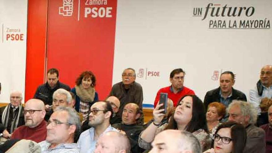 Militantes del PSOE en el encuentro con Óscar López