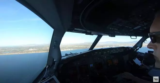 Así se vive un aterrizaje en el aeropuerto de Alicante-Elche desde la cabina del piloto
