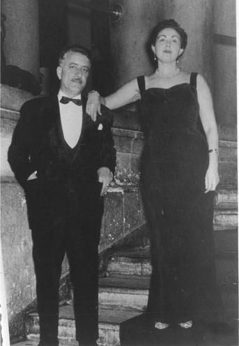 Celso Emilio Ferreiro y su esposa, en una fiesta de gala, 1980