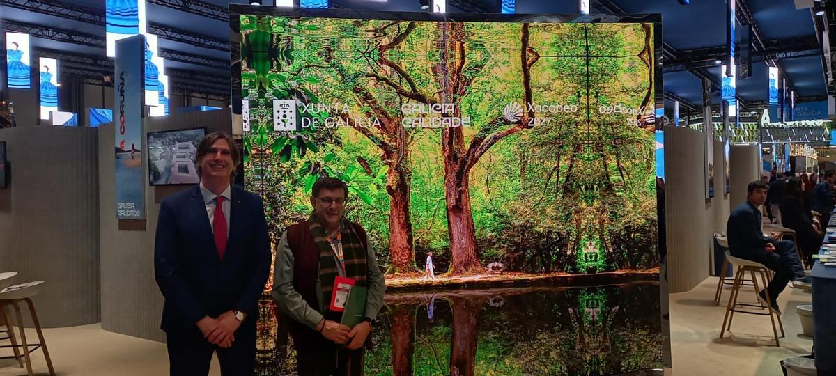 O alcalde de Vedra, Carlos Martínez, xunto co concelleiro de Turismo, Manuel Costa, en Fitur.