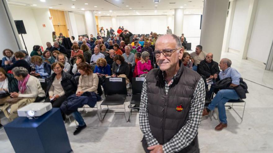José María Fernández Díaz-Formentí, ayer en la Semana de Montañismo «Ciudad de Oviedo», en el Palacio de Congresos. |