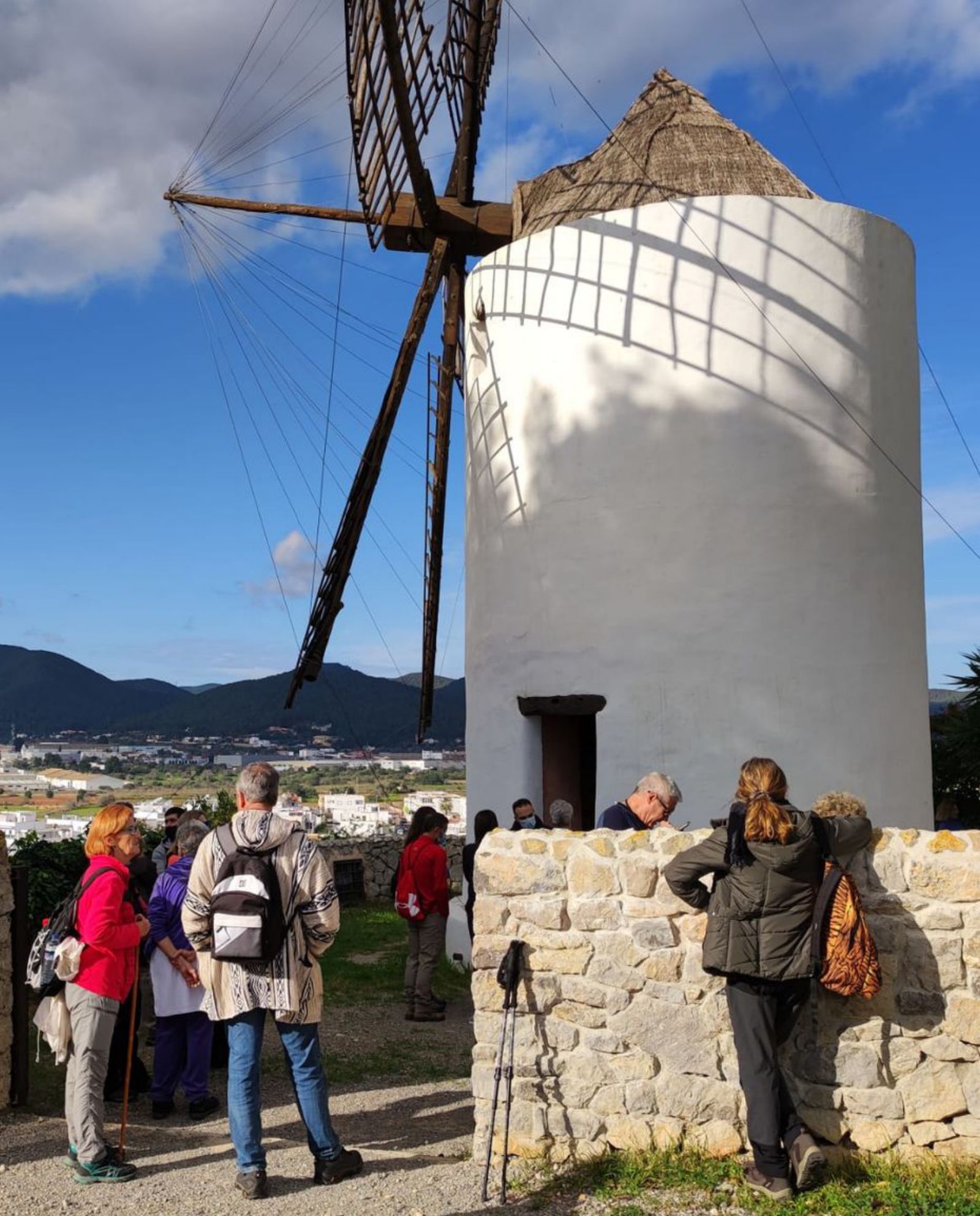 Parada del paseo frente al molino de Puig d’en Valls. 