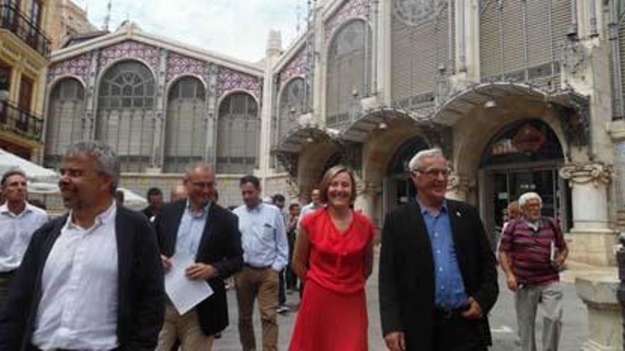 La consellera María José Salvador y Joan Ribó durante el recorrido ayer por el entorno del Mercado Central.