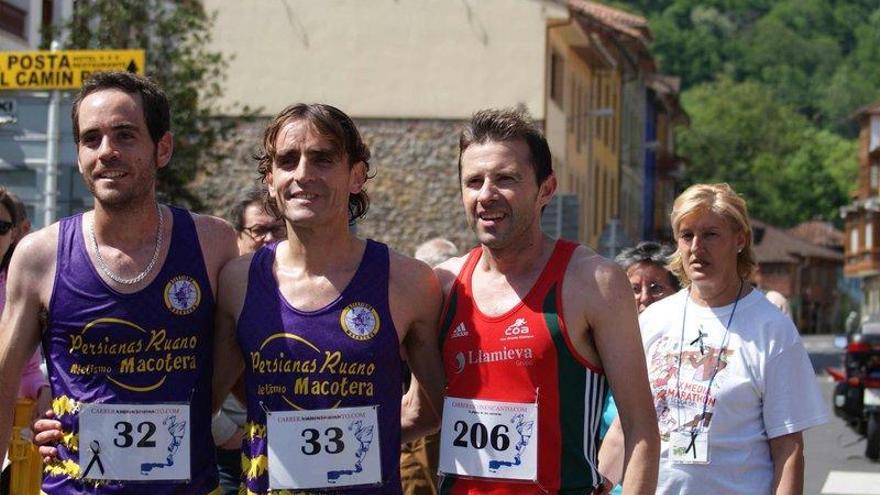 Roberto Bueno, en el centro, entre Juan Bueno, a la izquierda, y Enedino García.