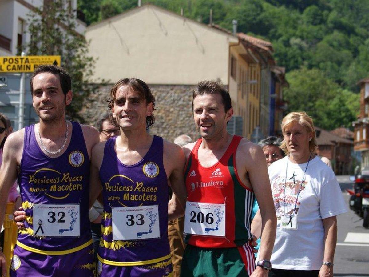 Roberto Bueno, en el centro, entre Juan Bueno, a la izquierda, y Enedino García.
