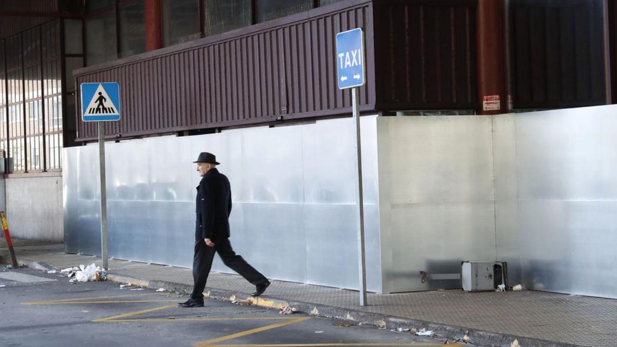 Acceso a la antigua estación de autobuses, completamente tapiado.   | // JOSÉ LORES