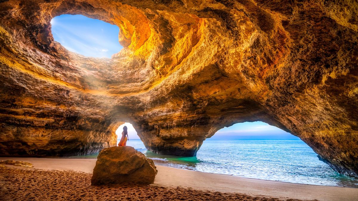La playa más bonita de Portugal es solo accesible por mar: tiene cuevas que parecen sacadas de otro planeta