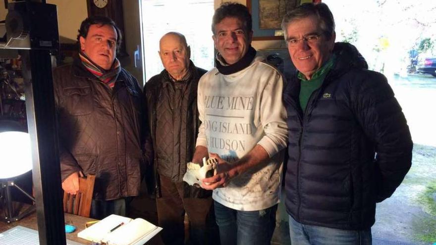 Jacobo Pérez Paz, Joaquín González, Pere Miquel Parés y Vieira Leite, durante el trabajo en Tui. // J. V.