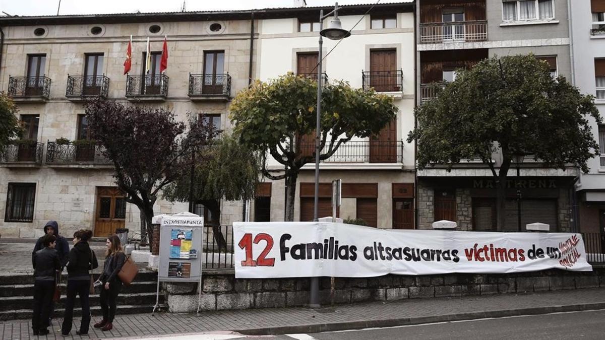 Pancarta colocada en el Ayuntamiento de Alsasua tras las detenciones por la agresión a dos guardias civiles.