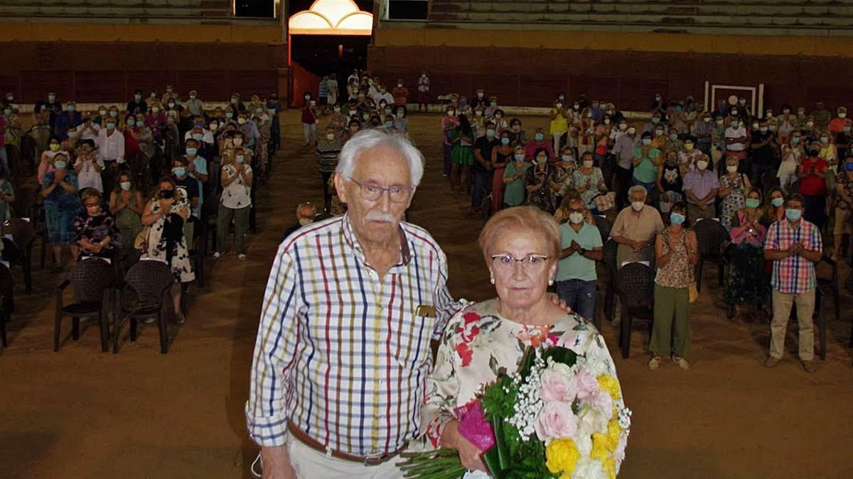 Pilar Utrilla, con un ramo de flores, en una plaza de toros llena de saucanos. | A. R.