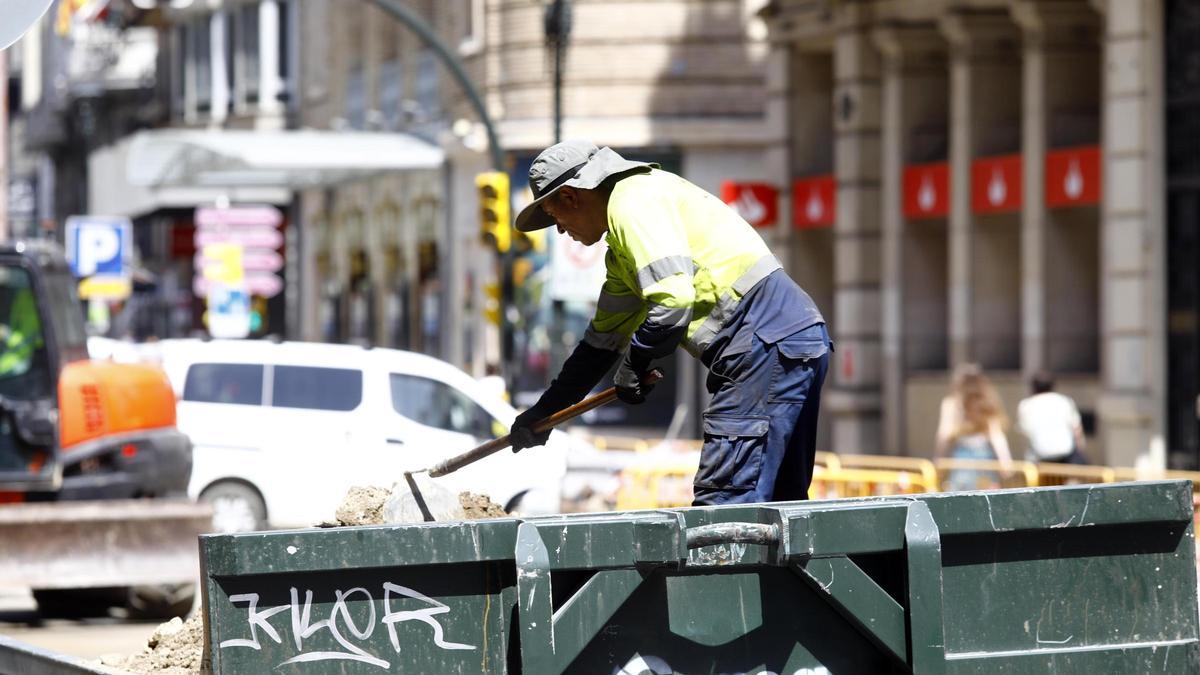 Un trabajador de la construcción realiza labores bajo el calor de Zaragoza, la semana pasada.