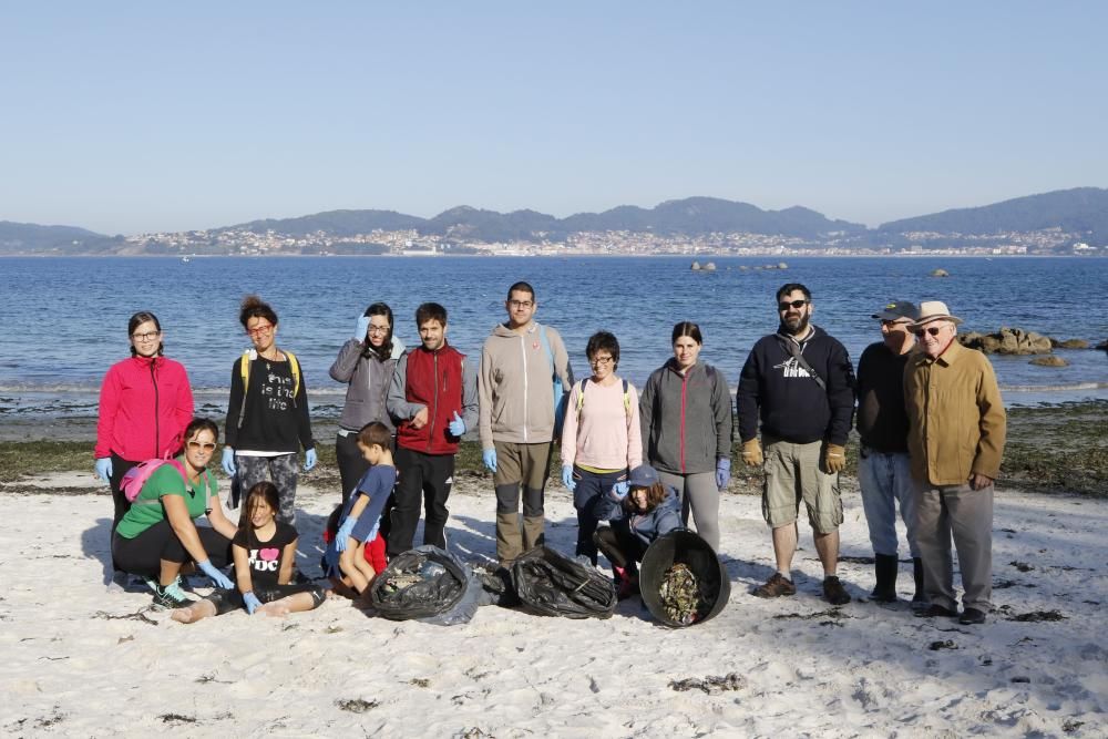 Voluntarios retiran 200 kilos de basura del arenal de Alcabre y limpian 3.000 metros cuadrados de monte.
