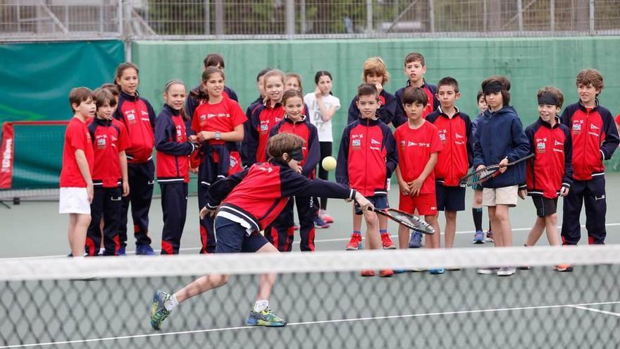 Un niño del Grupo Covadonga intenta dar un revés con los ojos tapados por un antifaz ante la atenta mirada de sus compañeros.