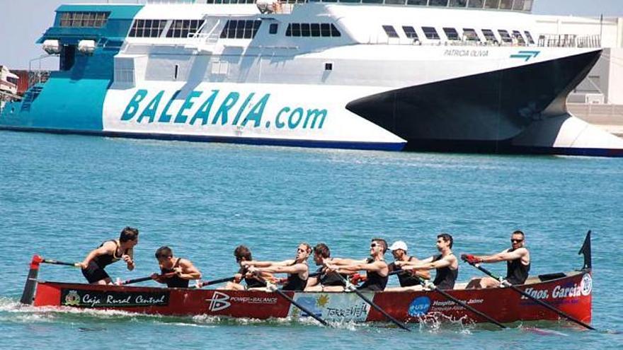 La embarcación del equipo senior de la Cofradía de Pescadores durante la prueba.