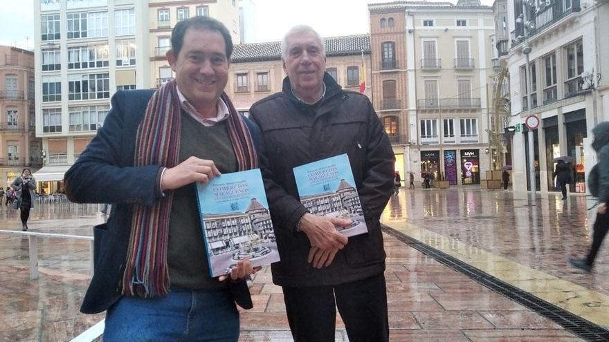 Fernando Alonso (izq.) y Jorge Alonso Oliva, esta semana en la plaza de la Constitución, con el nuevo libro.