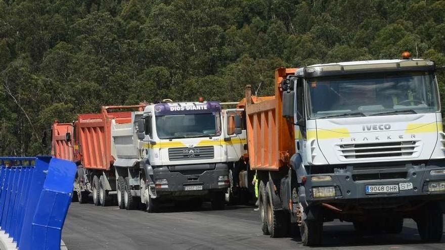 Un vehículo de Iveco y otro MAN, ambos fabricantes parte del cártel europeo del camión, en Galicia.