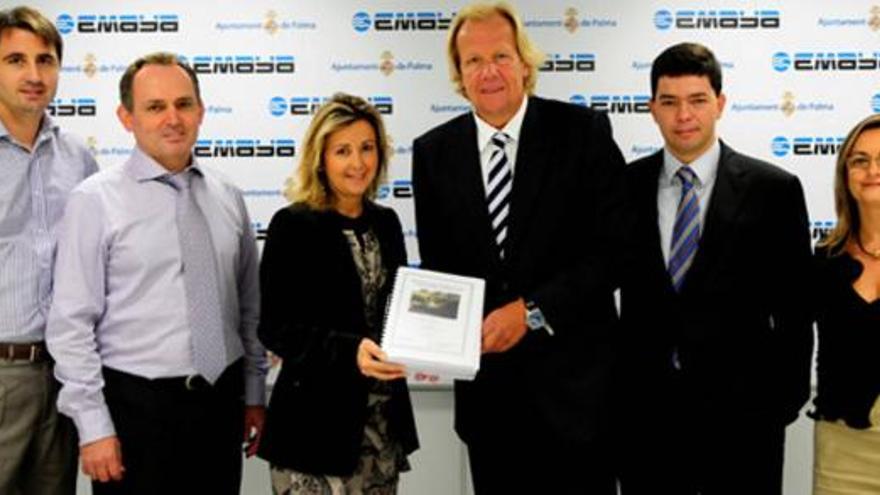 Cristina Cerdó, en el centro entre Mestre y Kuhn, junto al personal de las empresas.