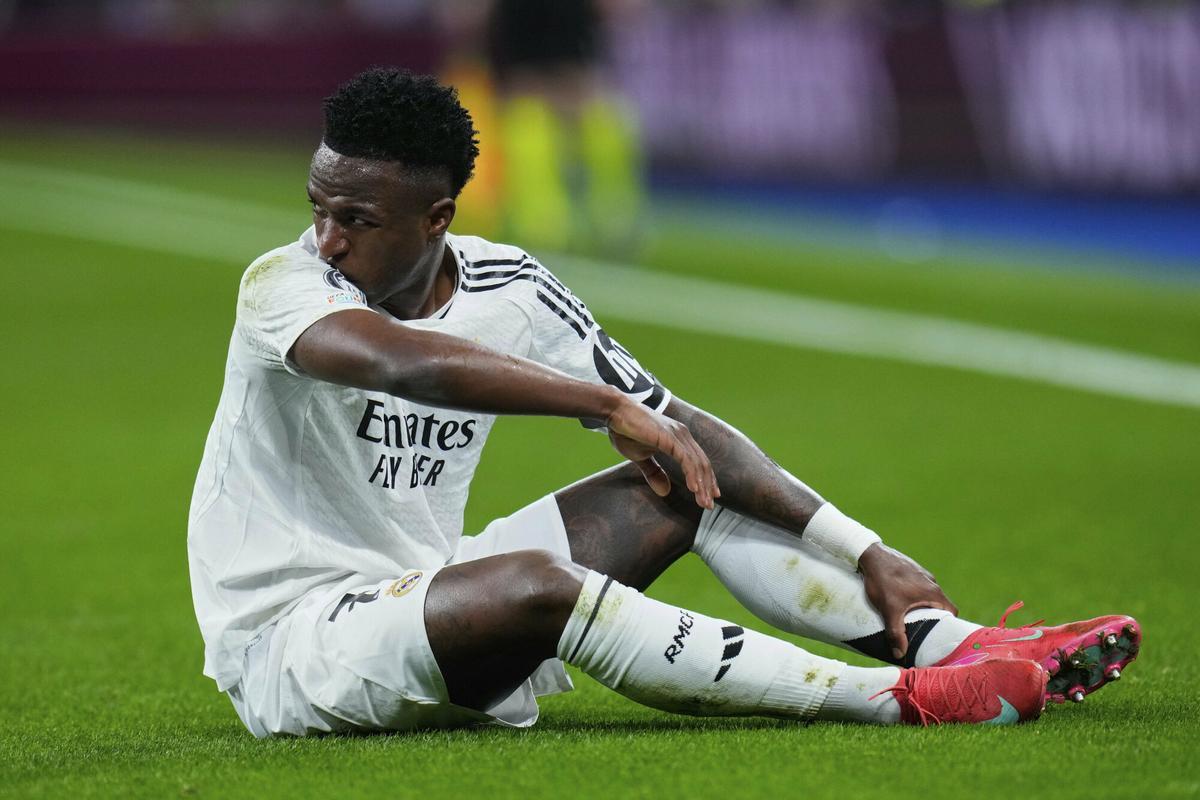 Real Madrids Vinicius Junior gestures during the Champions League round of 16 first leg soccer match between Real Madrid and Atletico Madrid at the Bernebeu stadium in Madrid, Spain, Tuesday, March 4, 2025. (AP Photo/Manu Fernandez). EDITORIAL USE ONLY / ONLY ITALY AND SPAIN