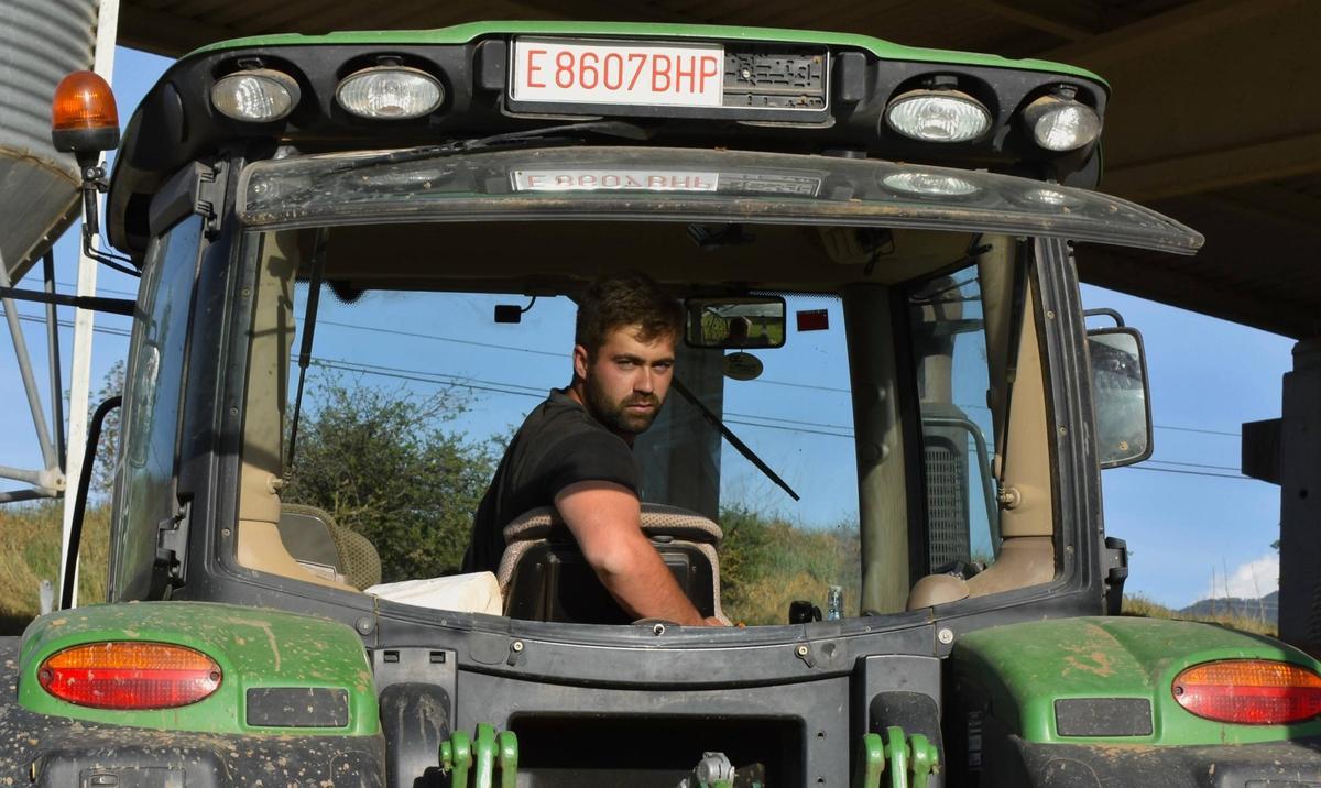 Albert Prat, de 24 anys, conduint un tractor a l’explotació familiar de Pi.