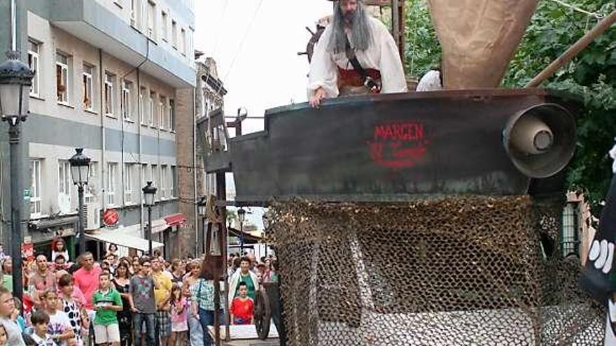 Los actores de «Margen», ayer, por las calles de Candás.