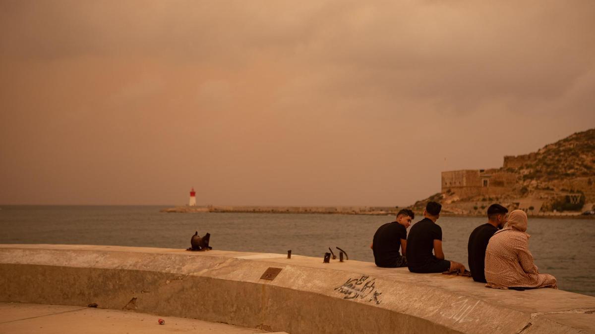 La calima tiñó el paisaje del Puerto de Cartagena de color naranja.