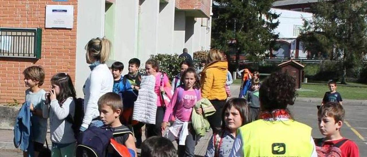 Alumnos y profesores del colegio público Xentiquina de Lieres, ayer, a la salida de las clases.