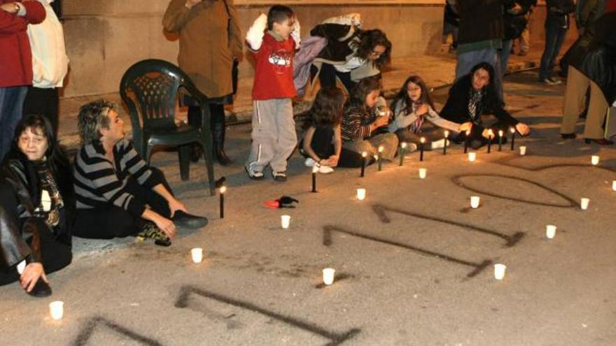Las familias afectadas colocaron velas en la calle.