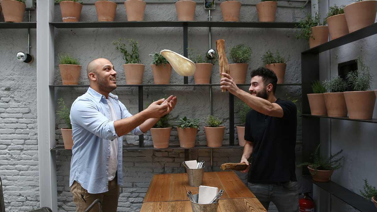 Rafa Panatieri, Jorge Sastre y una masa volante, y vídeo de cómo preparar la pizza de calabaza.