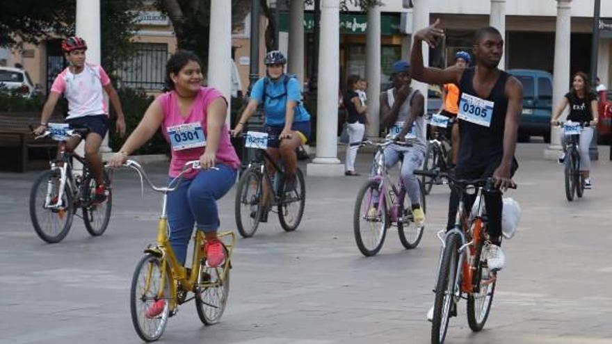 Alzira pedalea por los refugiados